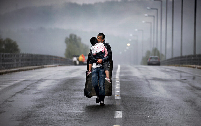Γιάννης Μπεχράκης – Ο φωτογράφος των ανθρώπινων κρίσεων